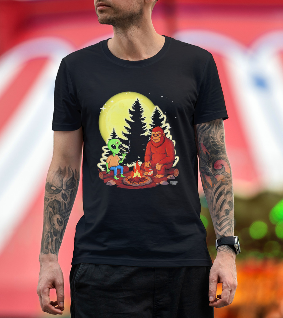 Bigfoot And Alien Campfire Night Under Full Moon T-Shirt
