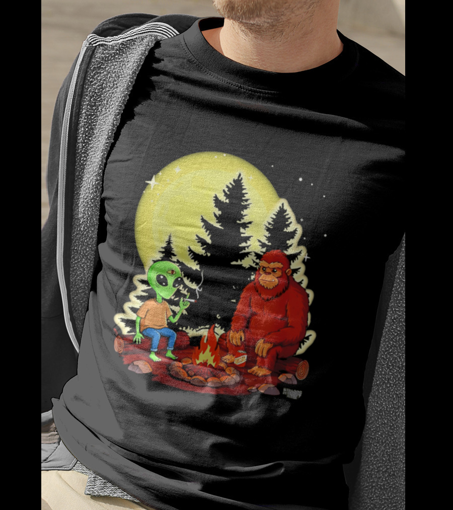 Bigfoot And Alien Campfire Night Under Full Moon T-Shirt