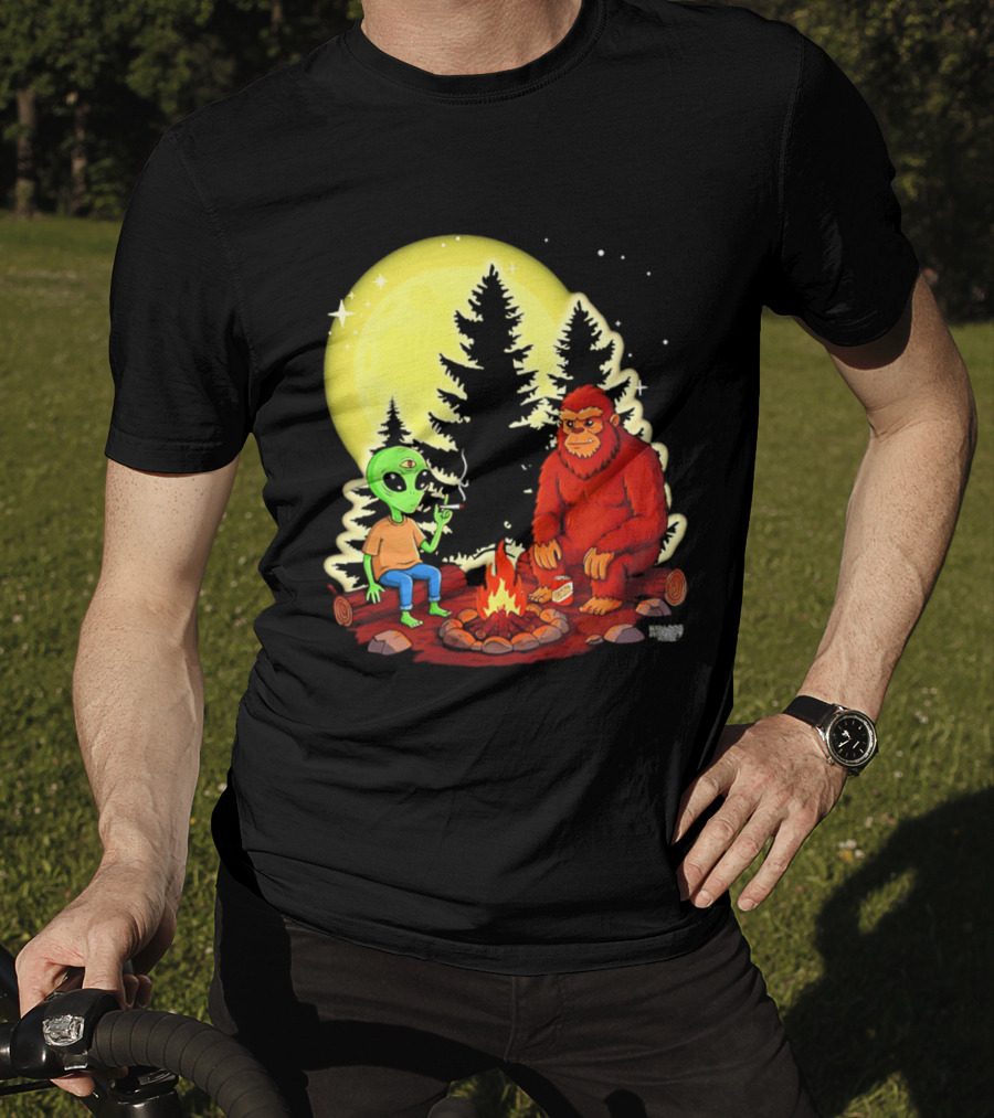 Bigfoot And Alien Campfire Night Under Full Moon T-Shirt