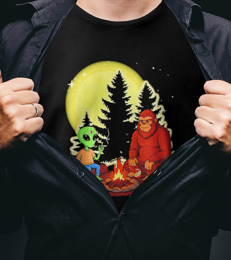 Bigfoot And Alien Campfire Night Under Full Moon T-Shirt