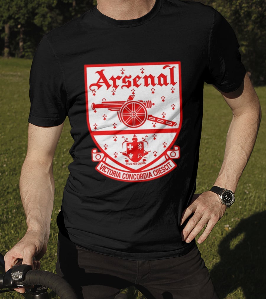 Arsenal FC Crest Deus Per Omnia Victoria Concordia Crescit T-Shirt