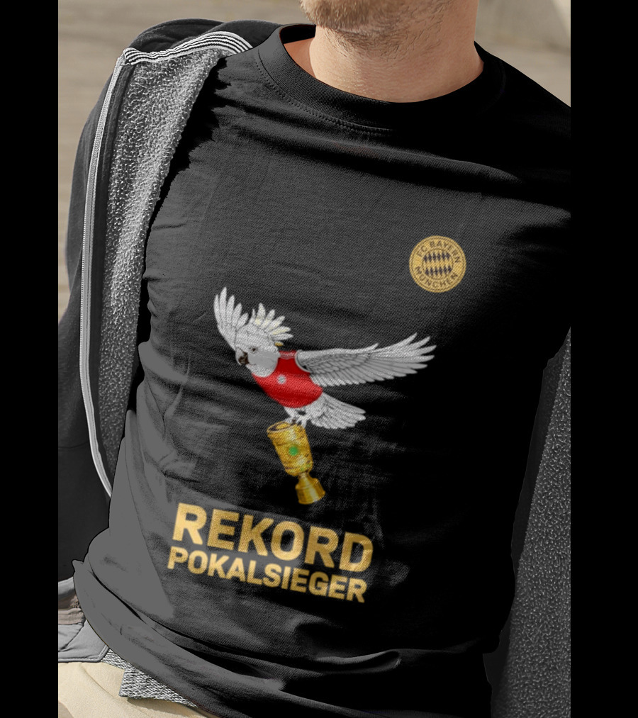 FC Bayern Munchen Rekord Pokalsieger Cockatoo With Trophy T-Shirt