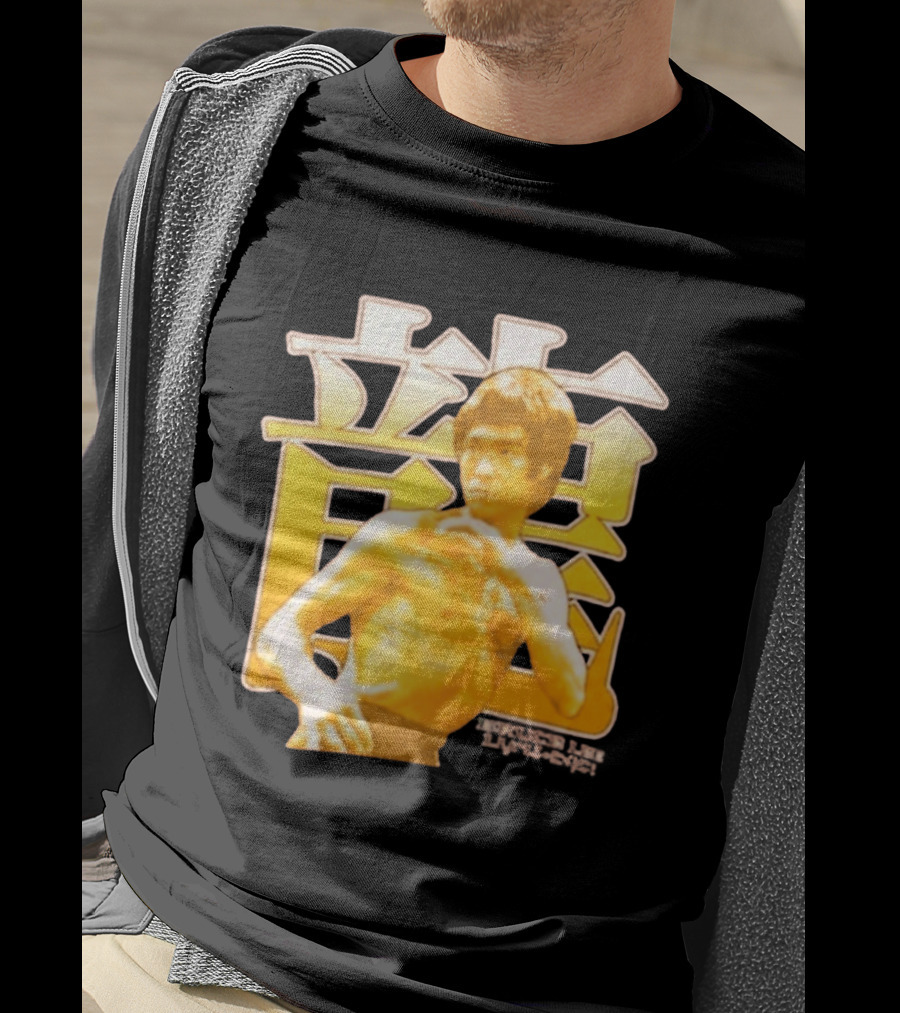 Bruce Lee Iconic Martial Arts Pose Chinese Characters T-Shirt