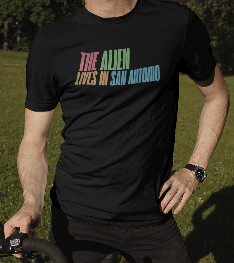 The Alien Lives In San Antonio Spurs Basketball T-Shirt