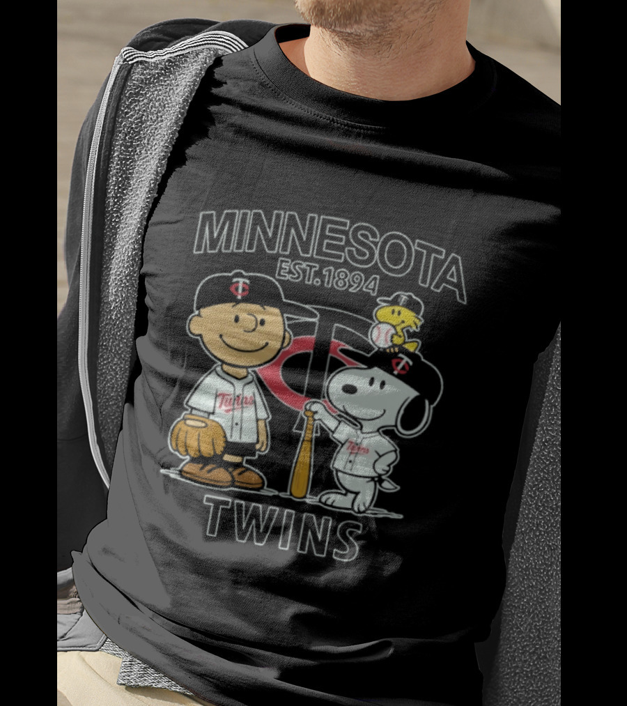 Minnesota Twins Est 1894 Snoopy Peanuts Baseball Charlie Brown Woodstock T-Shirt