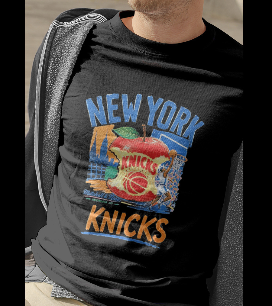 Mitchell & Ness New York Knicks NBA Apple Skyline Basketball Dunk Scene T-Shirt