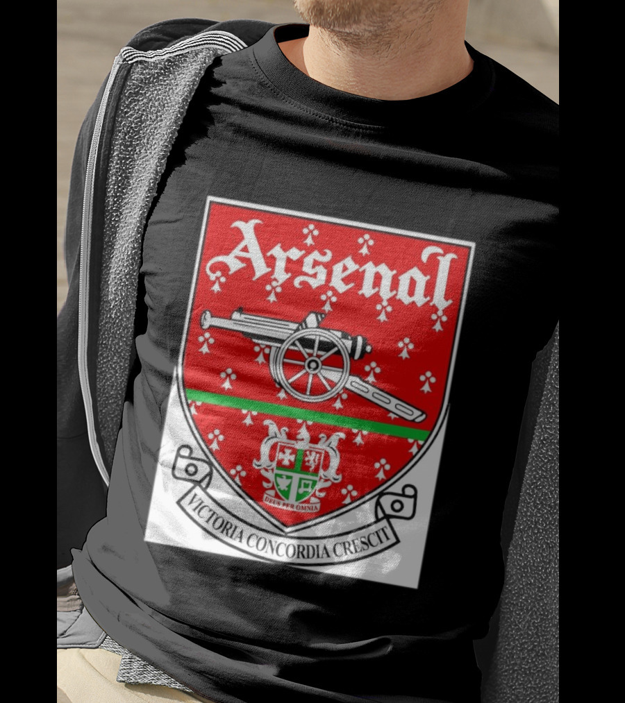 Arsenal FC Victoria Concordia Crescit Deus Per Omnia Crest Featuring Classic Cannon And Shield T-Shirt
