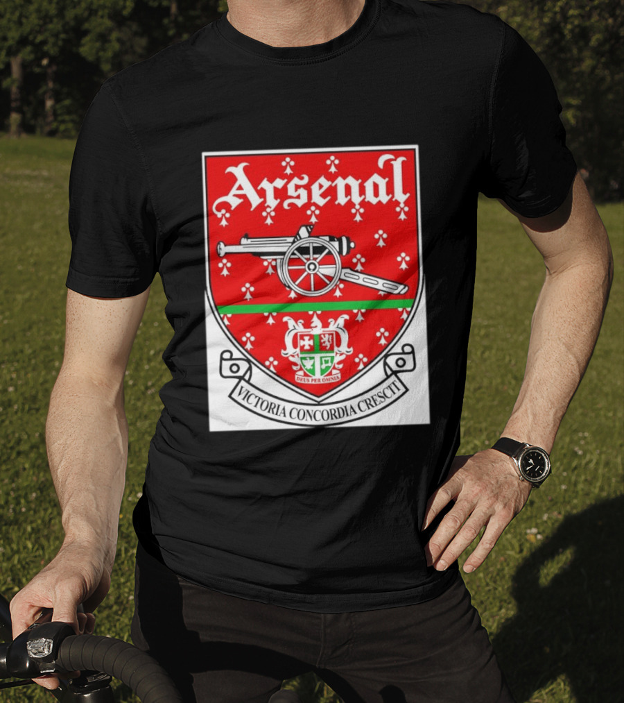 Arsenal FC Victoria Concordia Crescit Deus Per Omnia Crest Featuring Classic Cannon And Shield T-Shirt