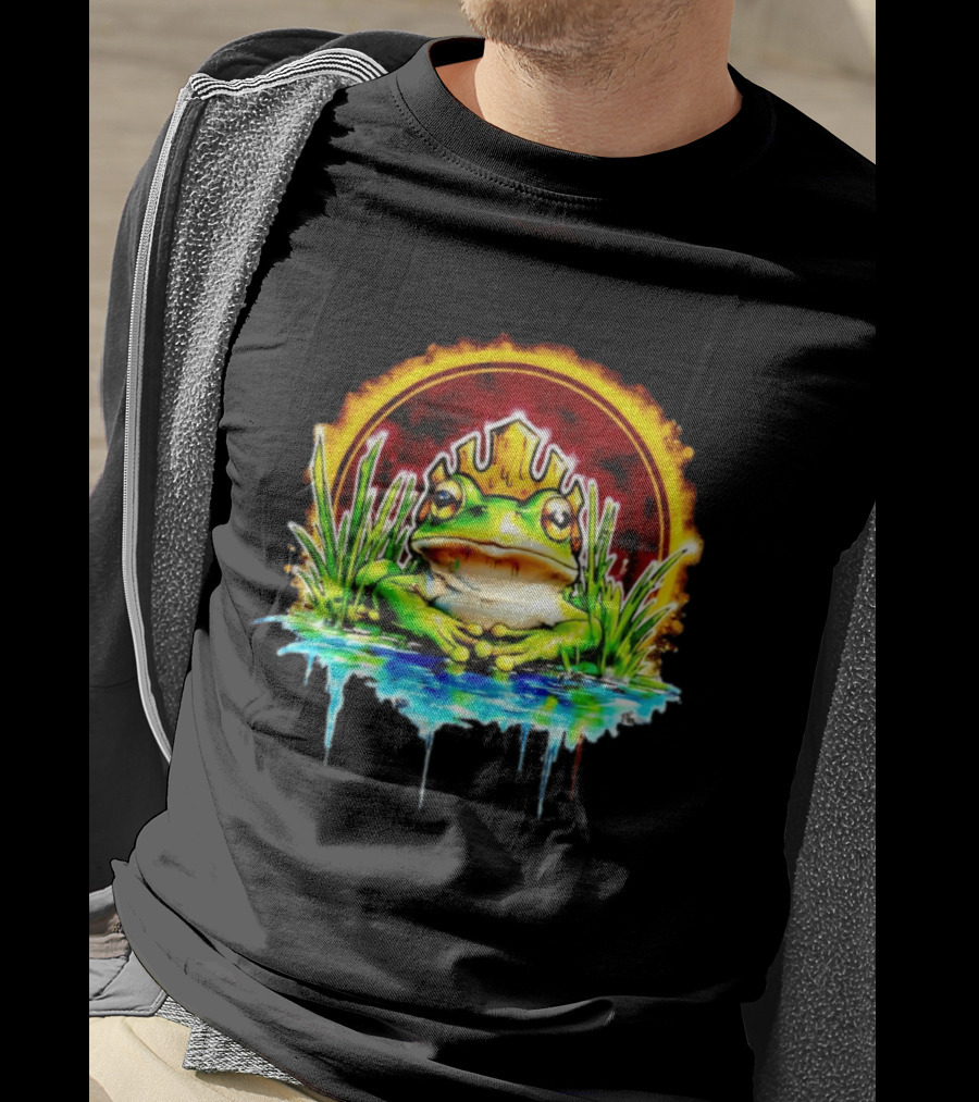 Frog King Crown Pond Nature Amphibian Wildlife Majestic Regal Water Scene T-Shirt