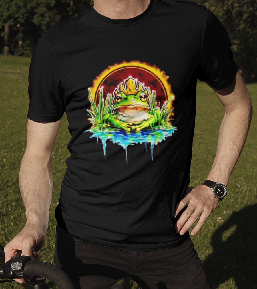 Frog King Crown Pond Nature Amphibian Wildlife Majestic Regal Water Scene T-Shirt