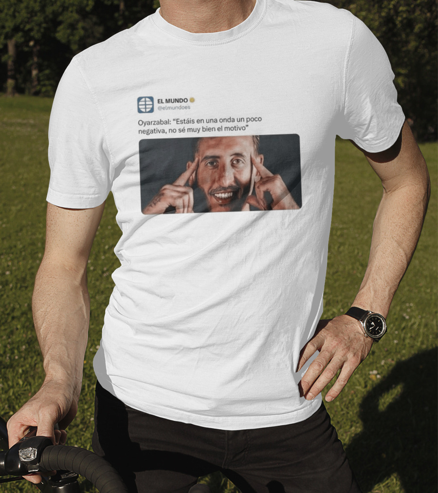 El Mundo Oyarzabal Estais En Una Onda Un Poco Negativa Sonriente Hombre T-Shirt