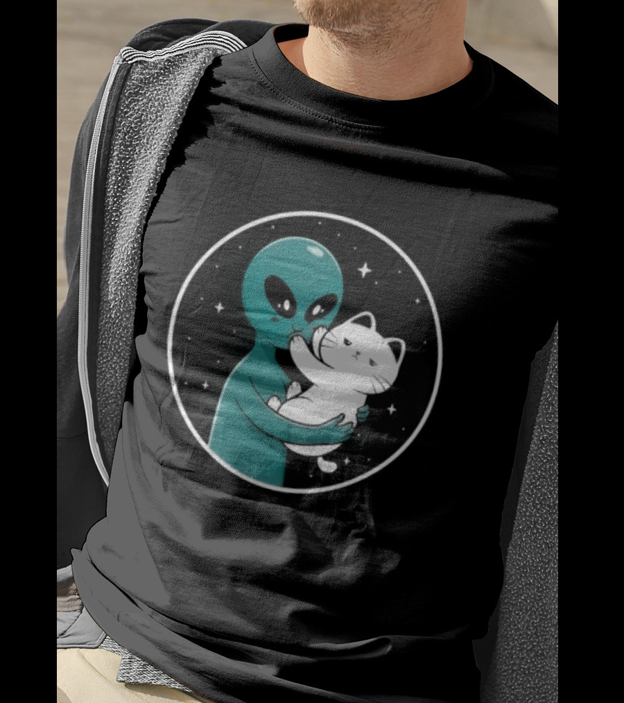 Even Aliens Love Cats Space Alien Embracing Kitty T-Shirt