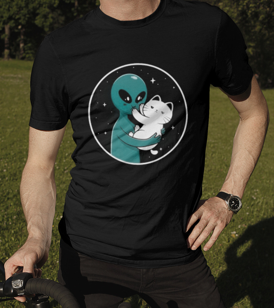 Even Aliens Love Cats Space Alien Embracing Kitty T-Shirt