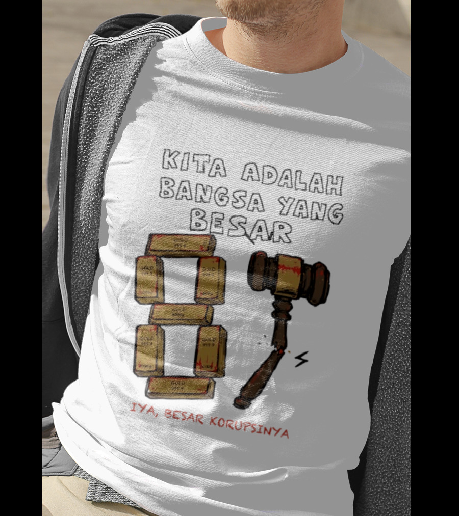 Kita Adalah Bangsa Yang Besar Iya Besar Korupsinya Gold Bars And Gavel T-Shirt