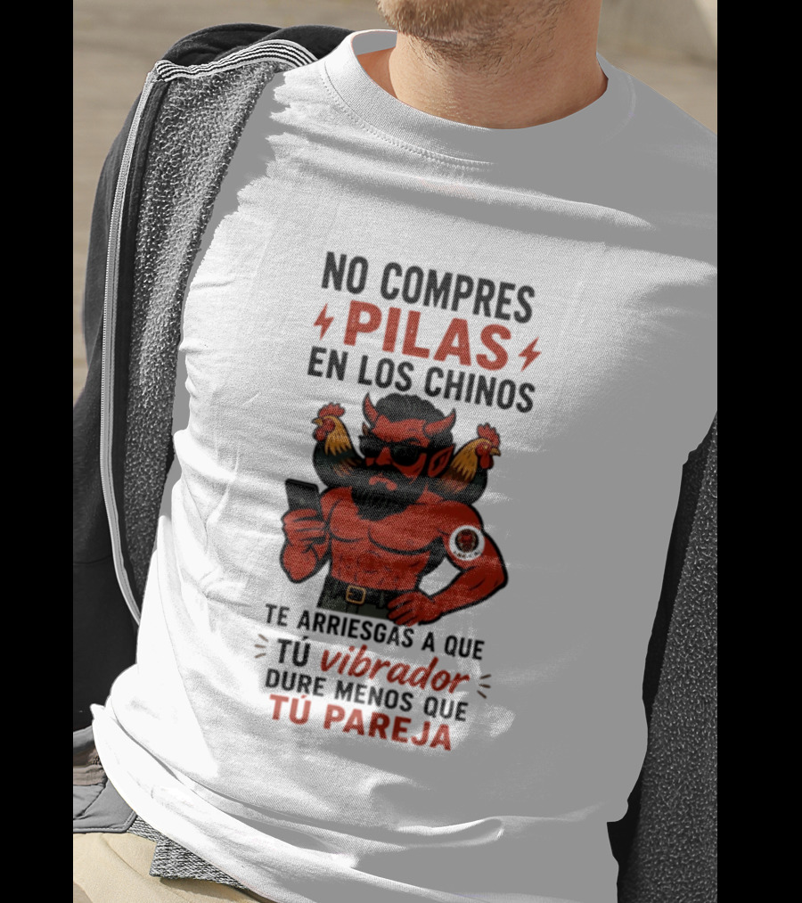 No Compres Pilas En Los Chinos Te Arriesgas A Que Tu Vibrador Dure Menos Que Tu Pareja Demonio Rojo Con Gallos Vibrador Humorístico T-Shirt