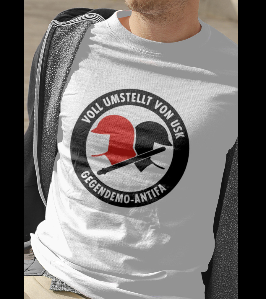 Voll Umstellt Von USK Gegendemo Antifa Helmet T-Shirt