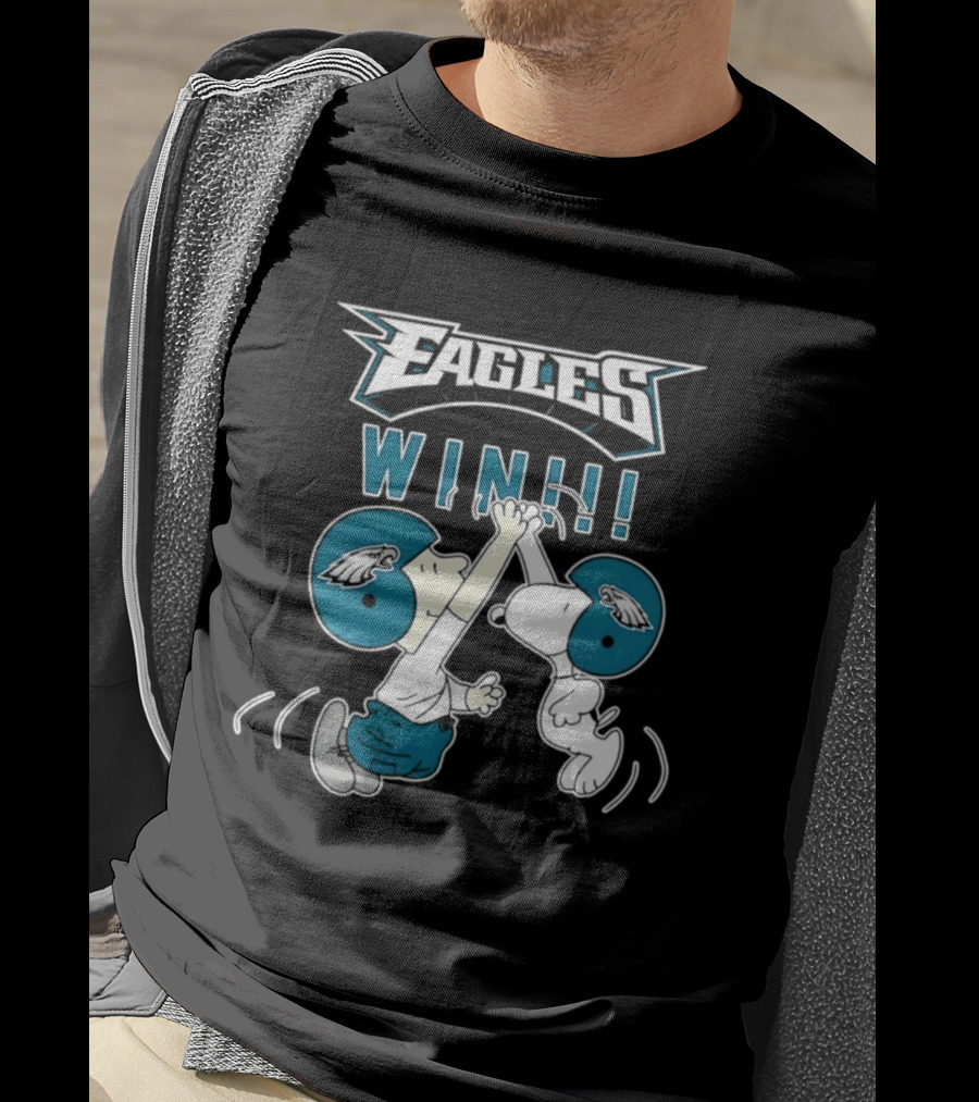 Philadelphia Eagles Win Peanuts Snoopy And Charlie Brown High Five T-Shirt