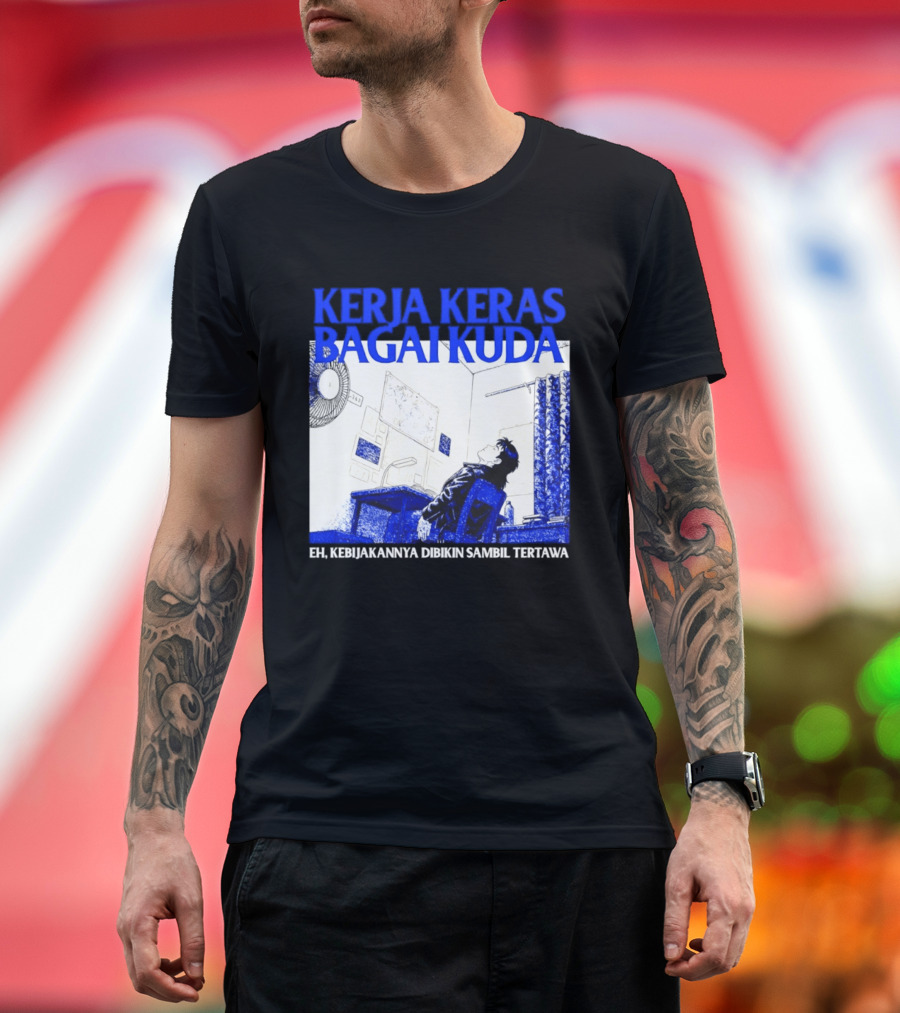 Kerja Keras Bagai Kuda Eh Kebijakannya Dibikin Sambil Tertawa Komik Pria Duduk Meja Dan Layar T-Shirt