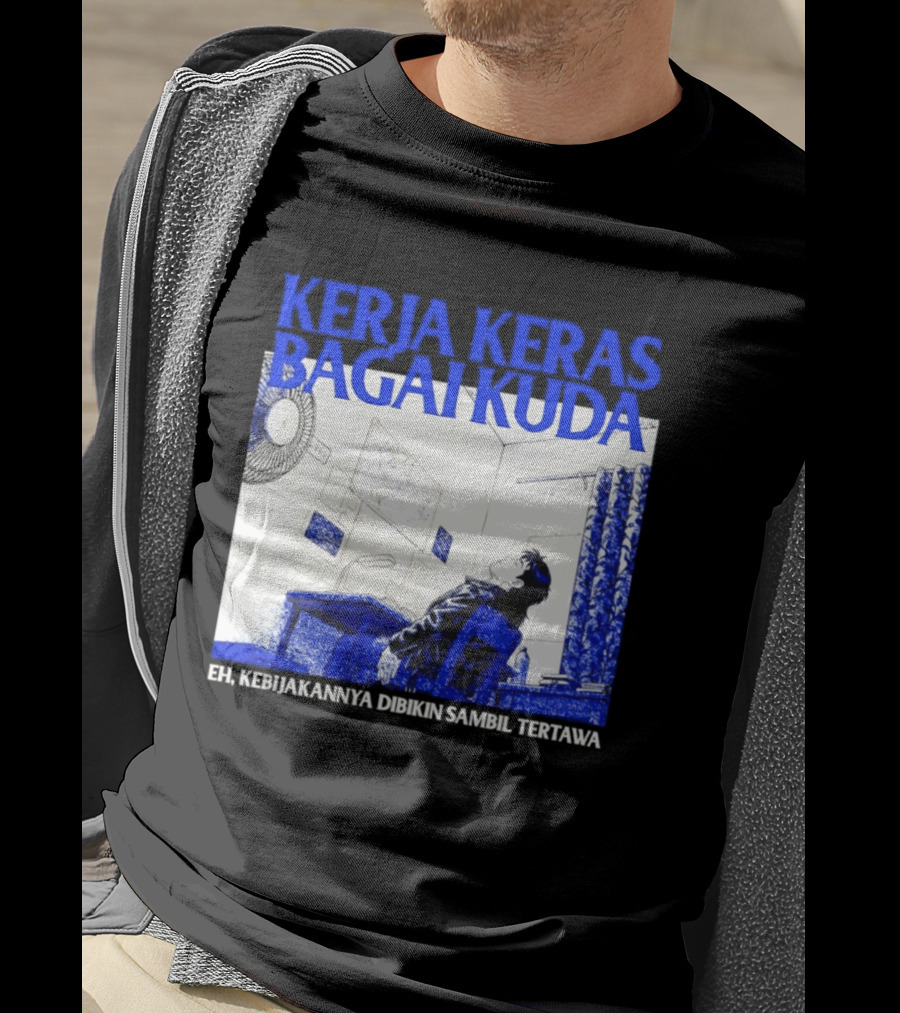 Kerja Keras Bagai Kuda Eh Kebijakannya Dibikin Sambil Tertawa Komik Pria Duduk Meja Dan Layar T-Shirt