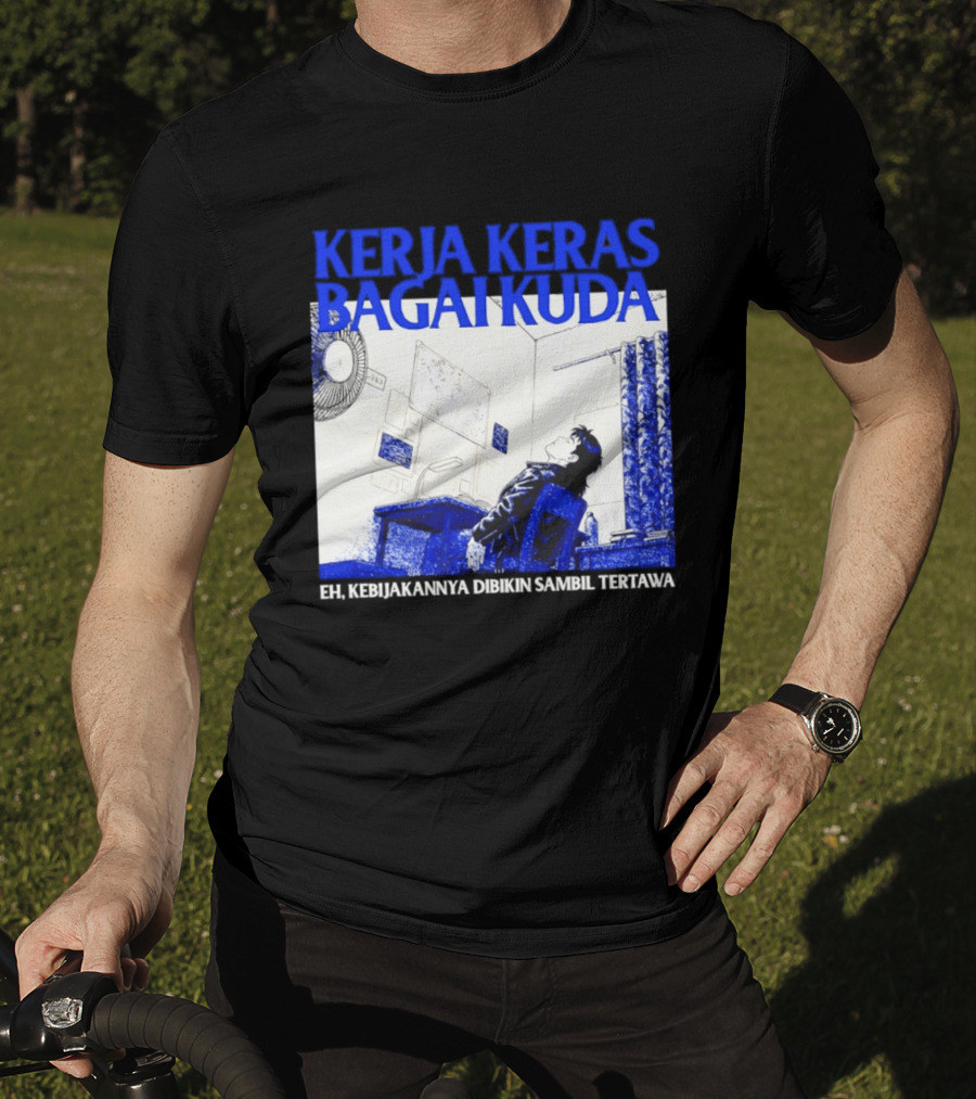 Kerja Keras Bagai Kuda Eh Kebijakannya Dibikin Sambil Tertawa Komik Pria Duduk Meja Dan Layar T-Shirt