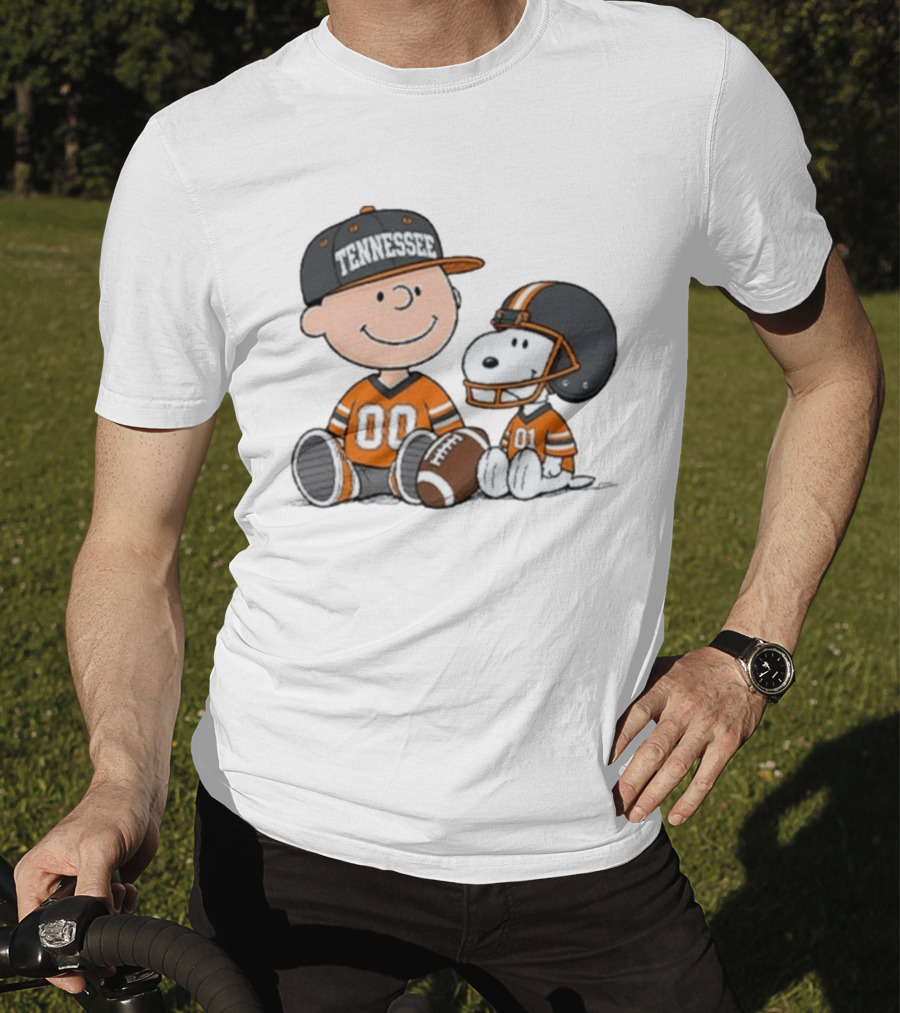 Tennessee Football Charlie Brown Snoopy Peanuts 00 01 T-Shirt