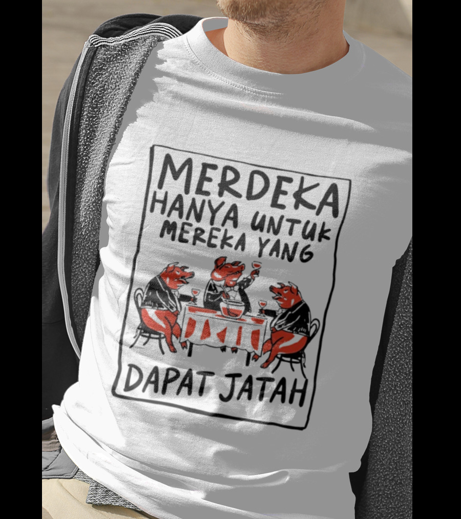 Merdeka Hanya Untuk Mereka Yang Dapat Jatah Empat Babi Berpesta Di Meja Makan T-Shirt