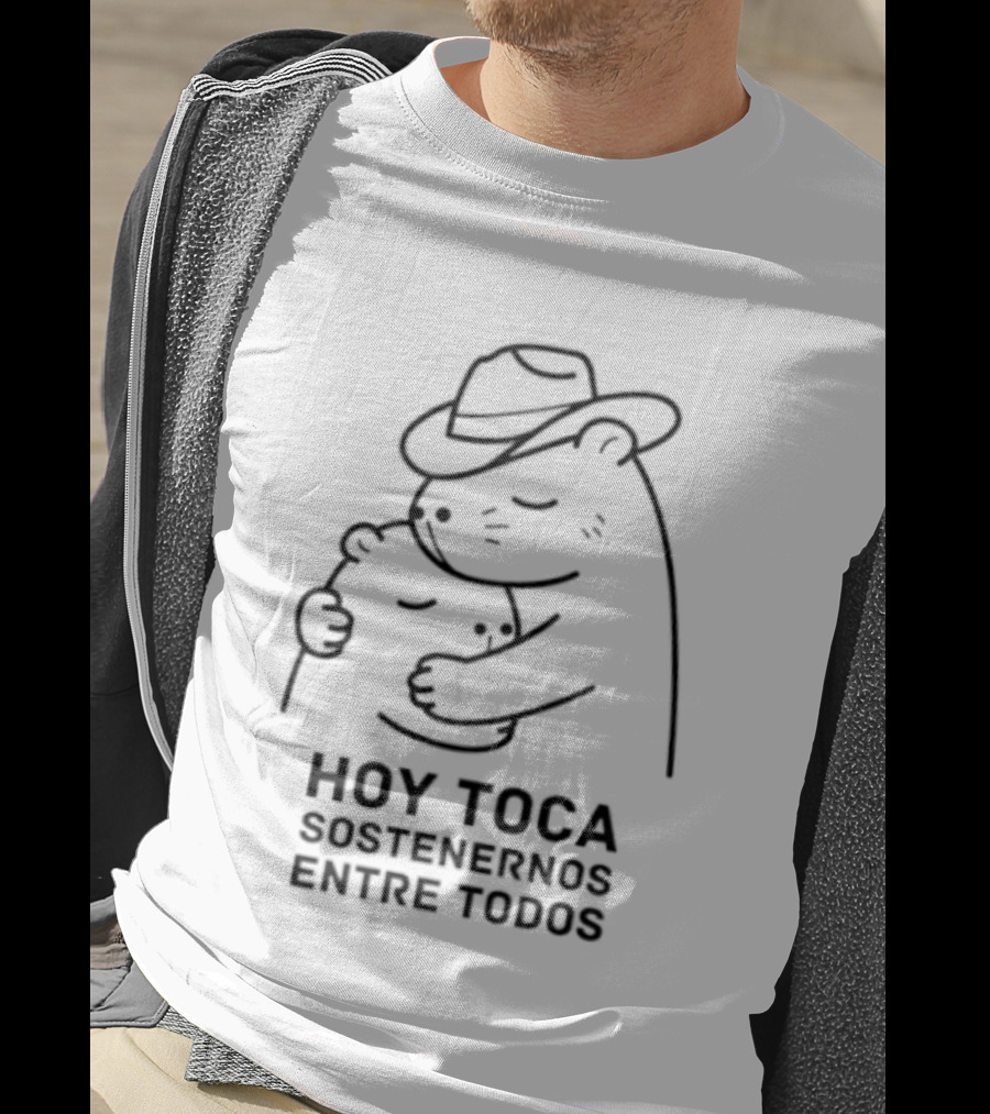 Hoy Toca Sostenernos Entre Todos Bear Hug T-Shirt