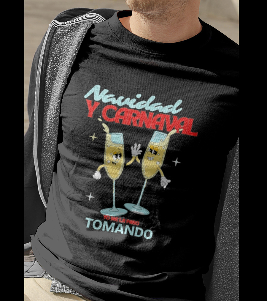 Navidad Y Carnaval Yo Me La Paso Tomando Two Toasting Champagne Glasses T-Shirt