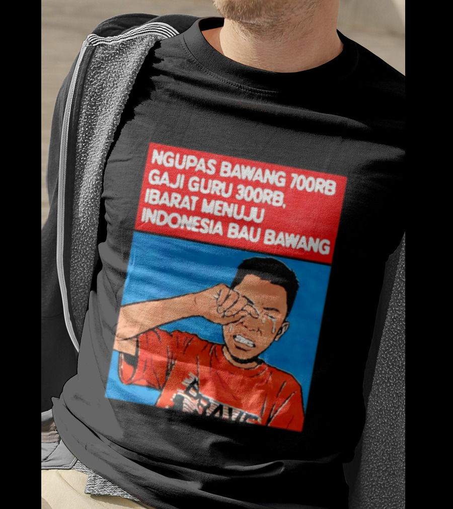 Ngupas Bawang 700rb Gaji Guru 300rb Ibarat Menuju Indonesia Bau Bawang T-Shirt