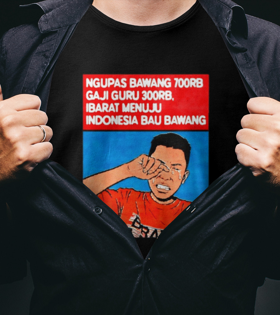 Ngupas Bawang 700rb Gaji Guru 300rb Ibarat Menuju Indonesia Bau Bawang T-Shirt