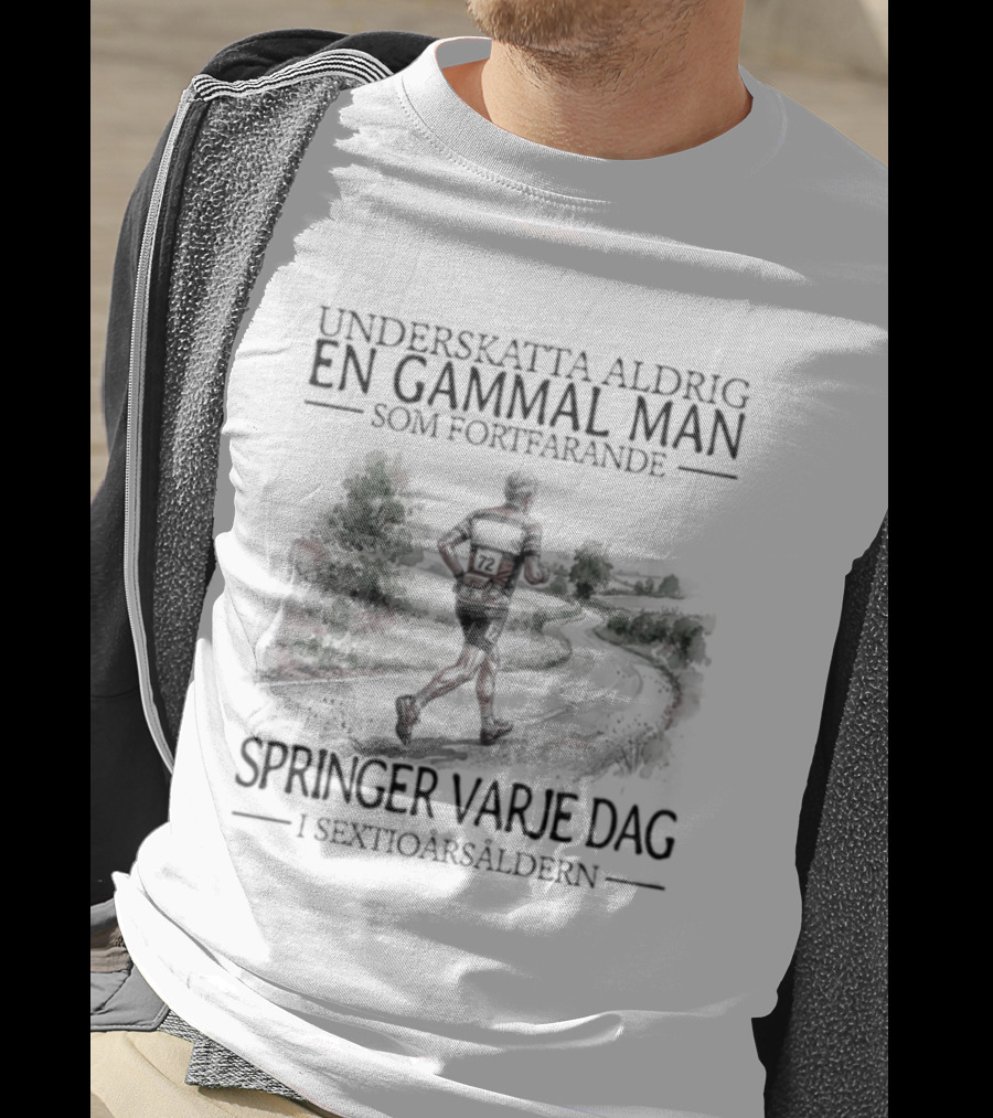 Underskatta Aldrig En Gammal Man Som Fortfarande Springer Varje Dag I Sextioårsåldern T-Shirt