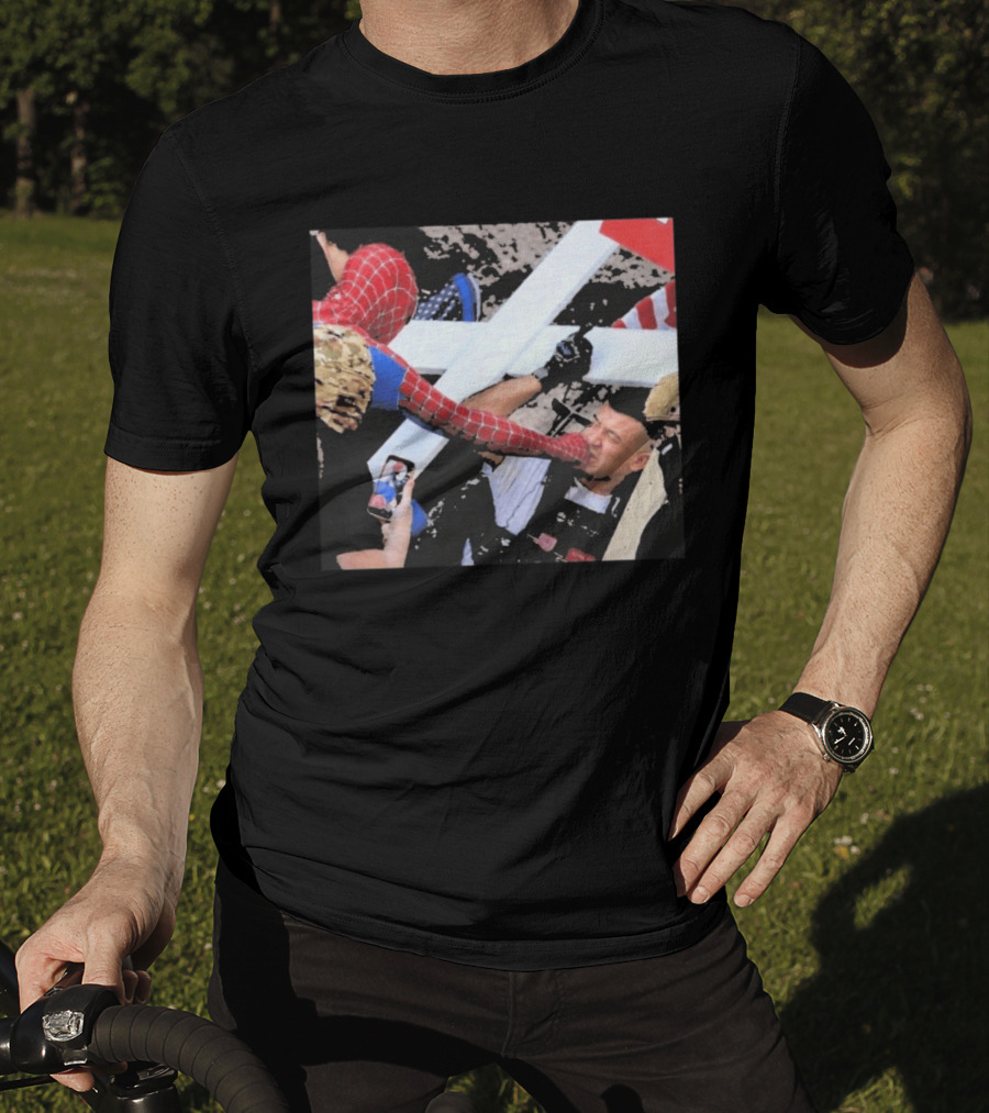 Minneapolis Spiderman Punching Police Protest Scene T-Shirt