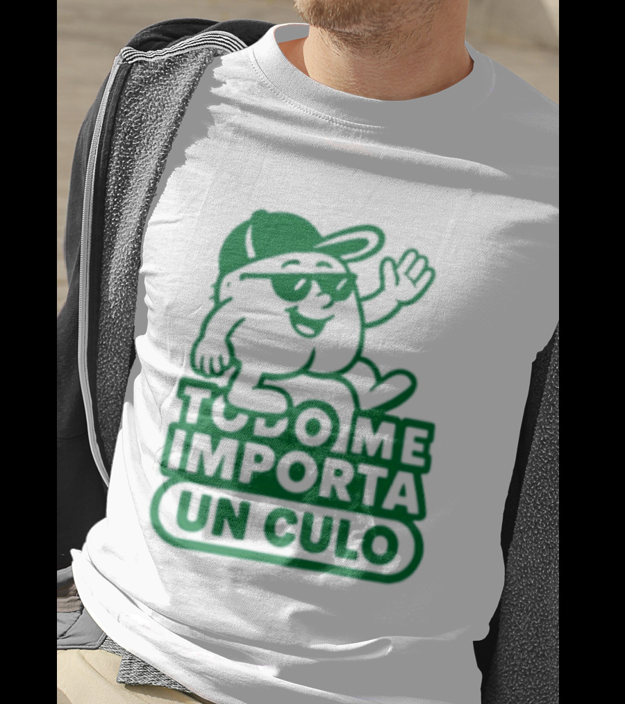 Todo Me Importa Un Culo Caracter Con Gafas Y Gorra Verde T-Shirt