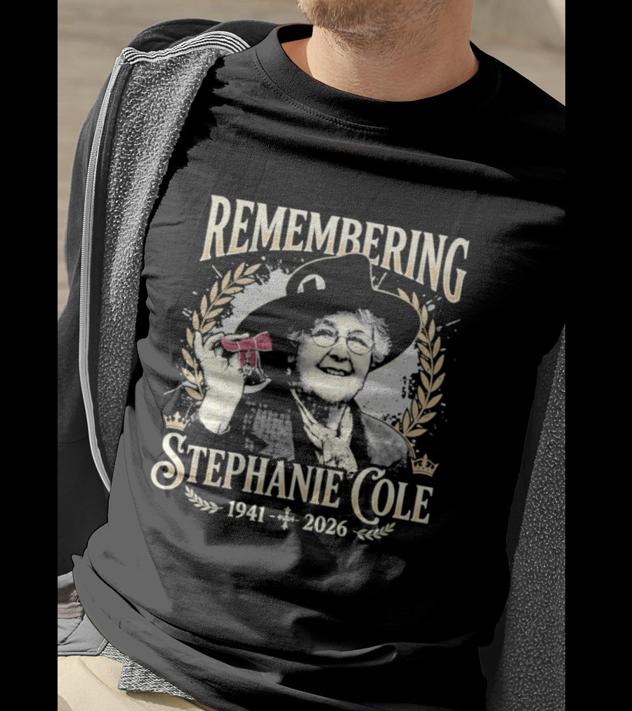 Remembering Stephanie Cole 1941 2026 Red Bow Laurel Wreath T-Shirt