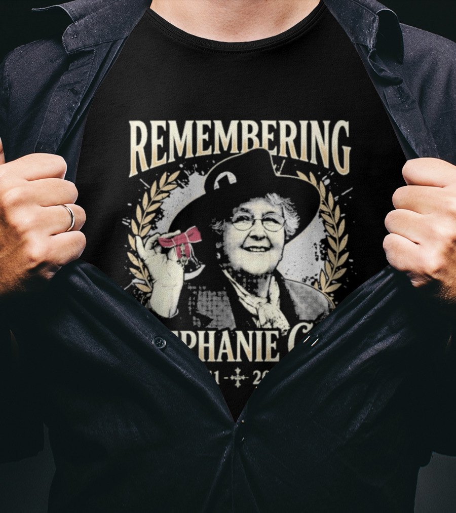 Remembering Stephanie Cole 1941 2026 Red Bow Laurel Wreath T-Shirt