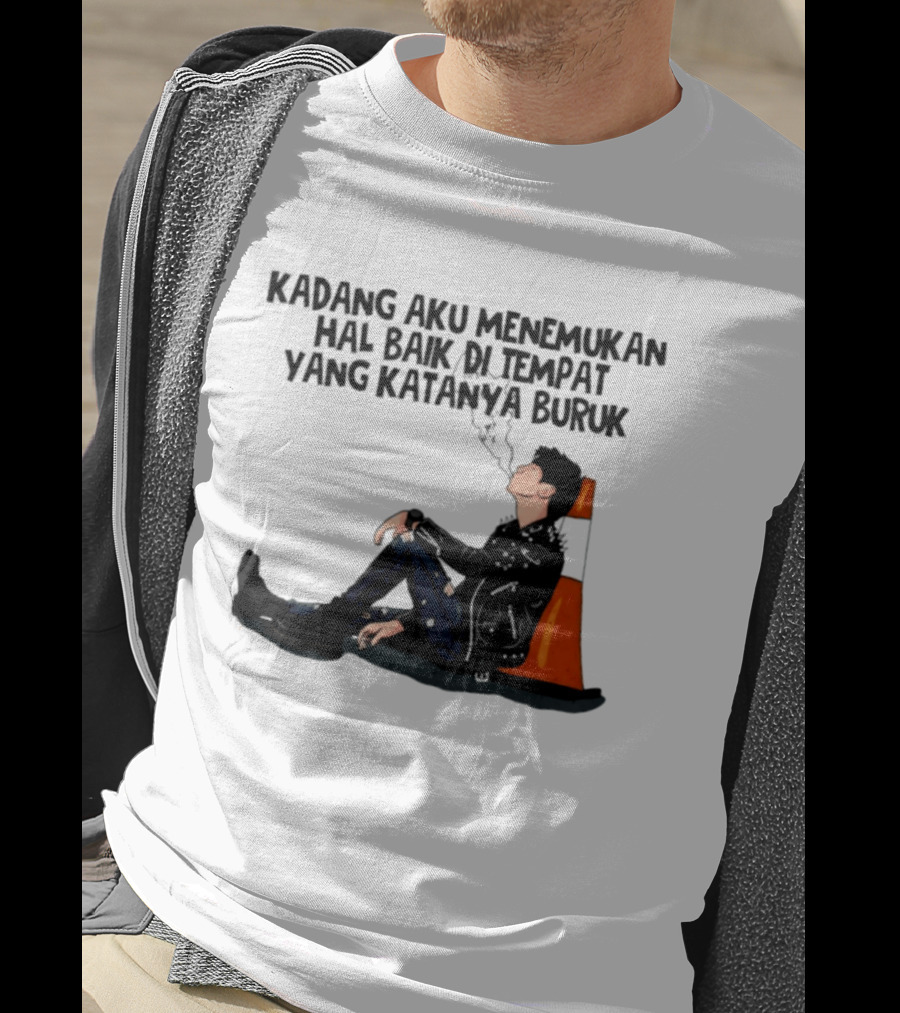 Kadang Aku Menemukan Hal Baik Di Tempat Yang Katanya Buruk Dengan Sosok Beristirahat Di Kursi Oranye T-Shirt