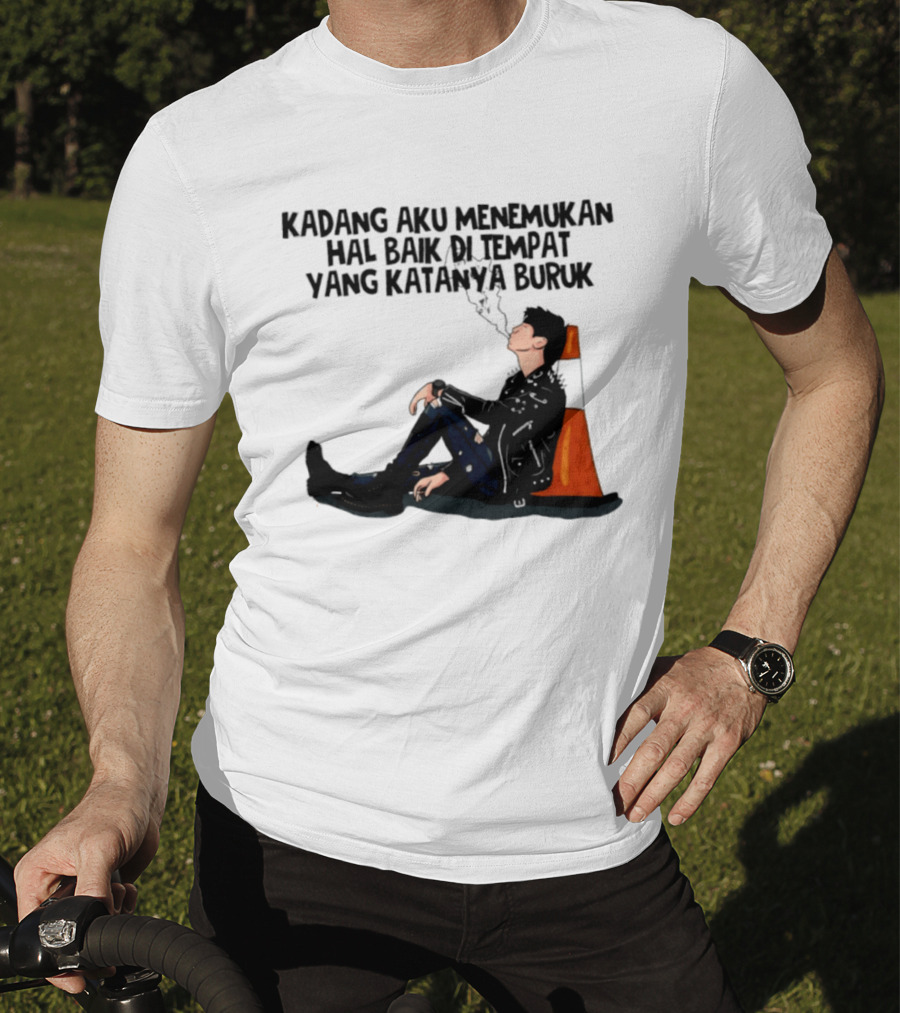 Kadang Aku Menemukan Hal Baik Di Tempat Yang Katanya Buruk Dengan Sosok Beristirahat Di Kursi Oranye T-Shirt