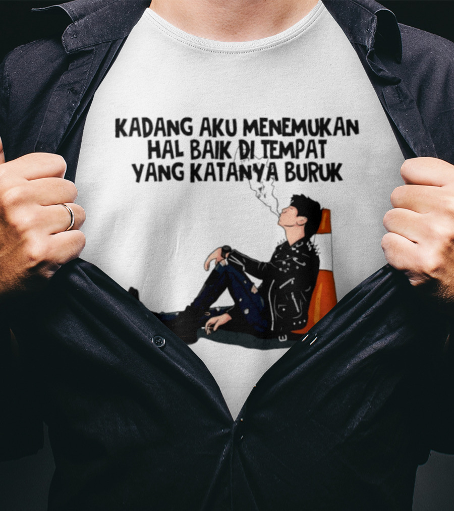 Kadang Aku Menemukan Hal Baik Di Tempat Yang Katanya Buruk Dengan Sosok Beristirahat Di Kursi Oranye T-Shirt