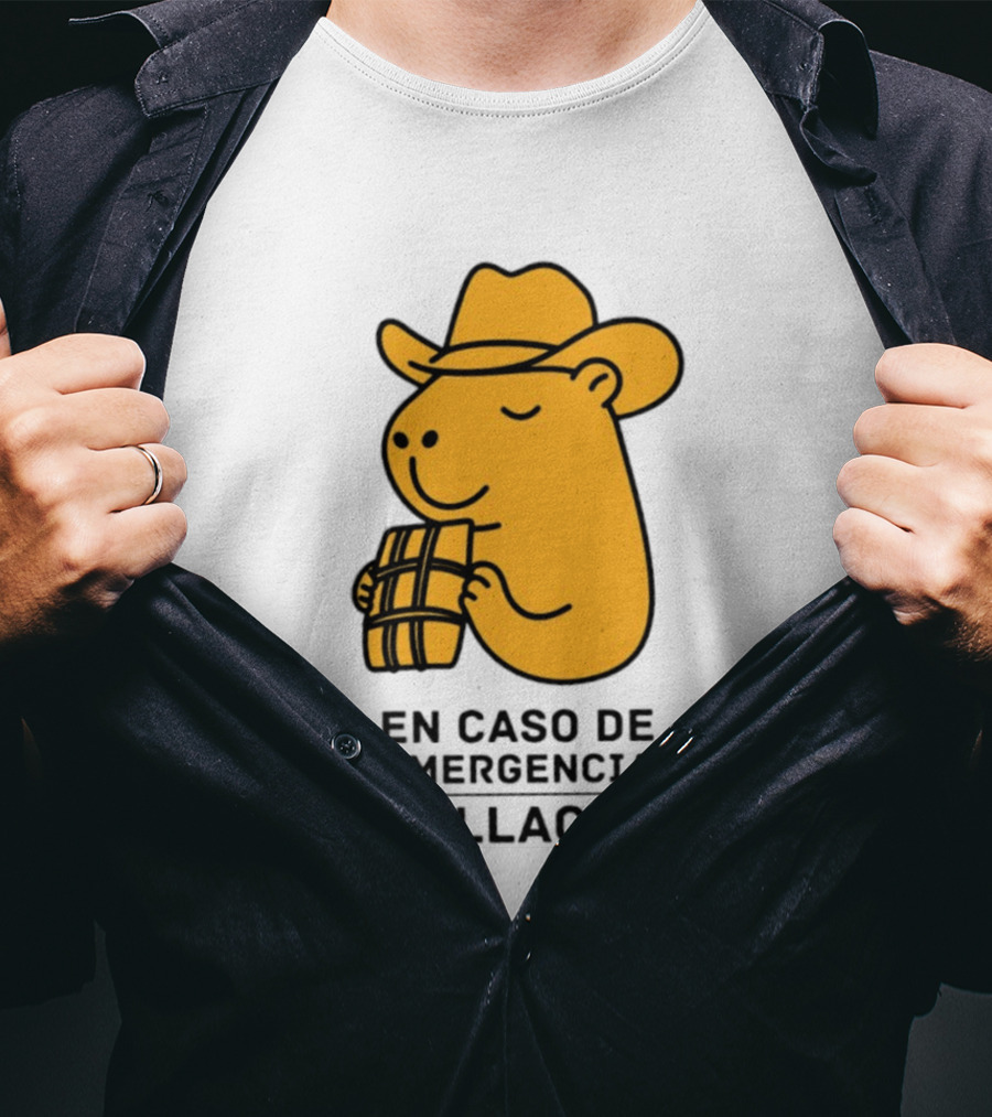 En Caso De Emergencia Hallacas Capybara Cowboy Hat T-Shirt