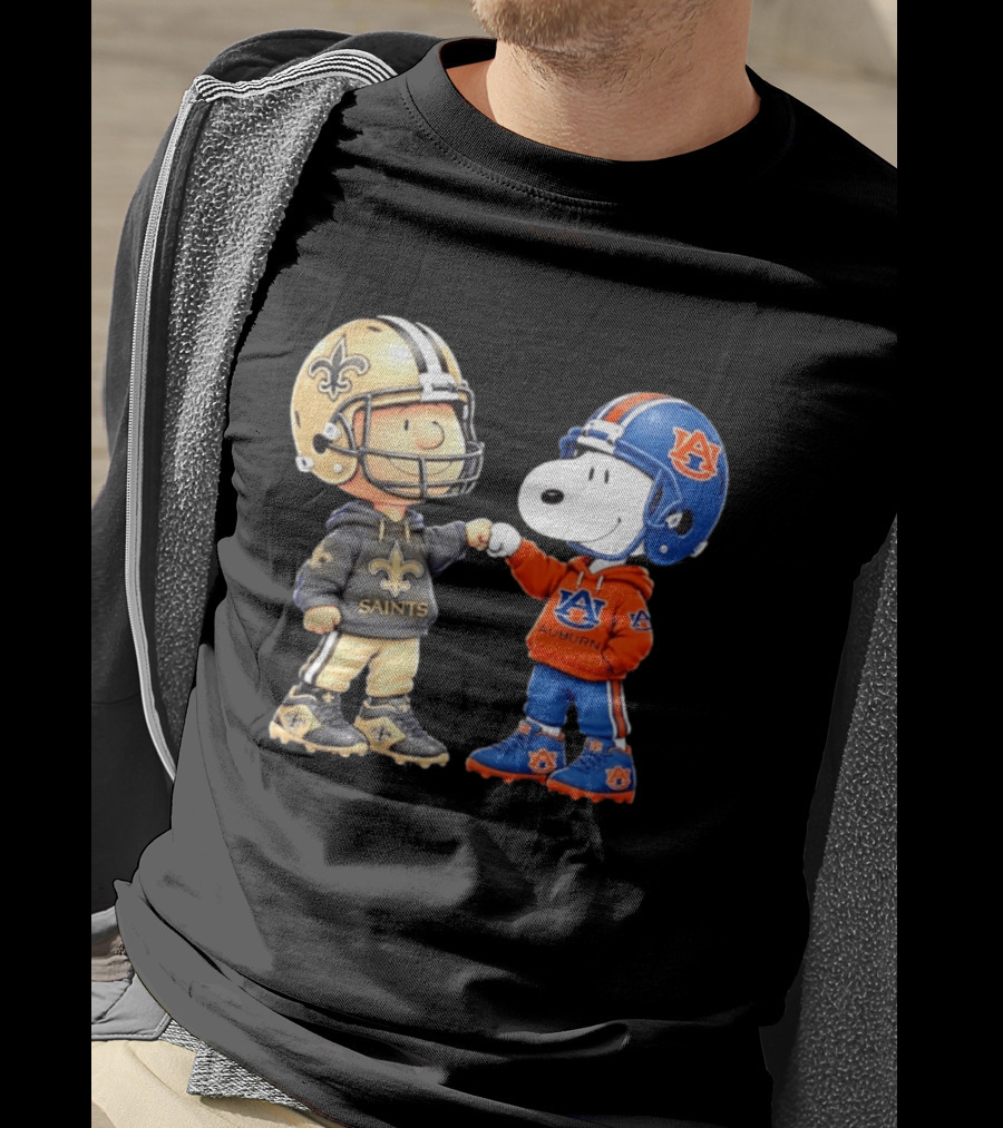 Charlie Brown Saints And Snoopy Auburn Tigers Fist Bump Football T-Shirt