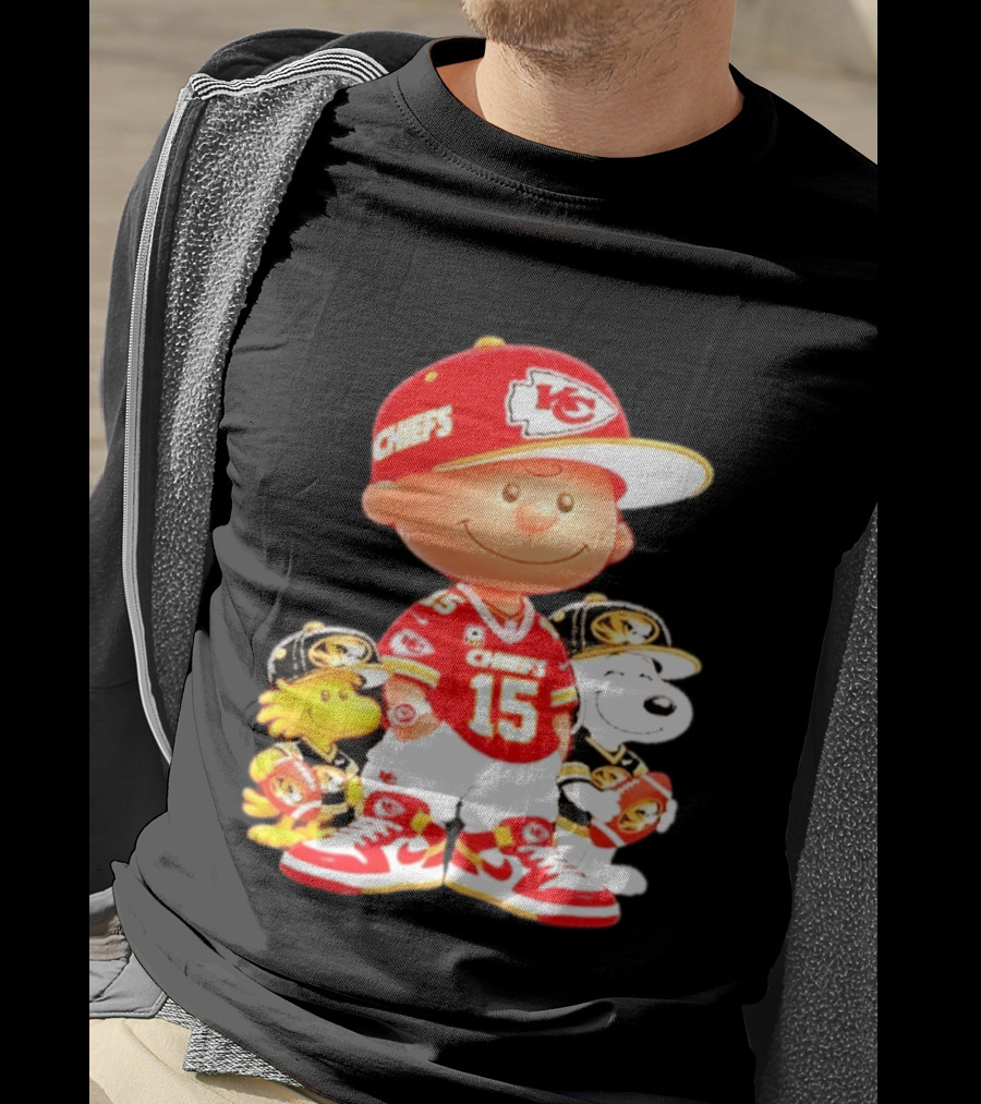 Peanuts Chiefs Patrick Mahomes Football Kansas City Charlie Brown Snoopy Woodstock T-Shirt