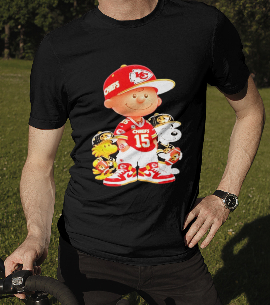 Peanuts Chiefs Patrick Mahomes Football Kansas City Charlie Brown Snoopy Woodstock T-Shirt