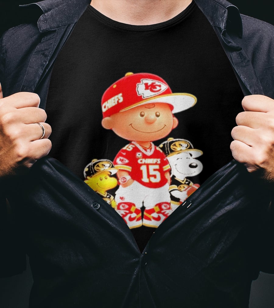 Peanuts Chiefs Patrick Mahomes Football Kansas City Charlie Brown Snoopy Woodstock T-Shirt