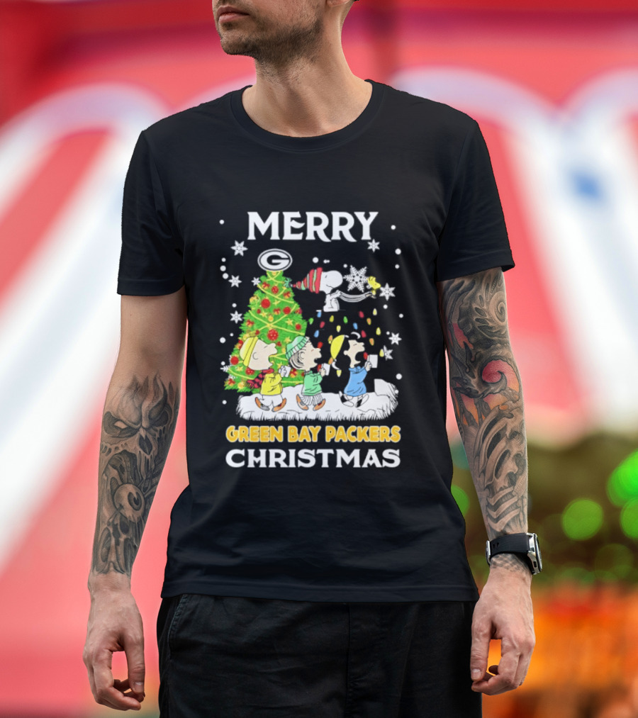 Merry Green Bay Packers Peanuts Christmas Caroling With Snoopy And Woodstock T-Shirt