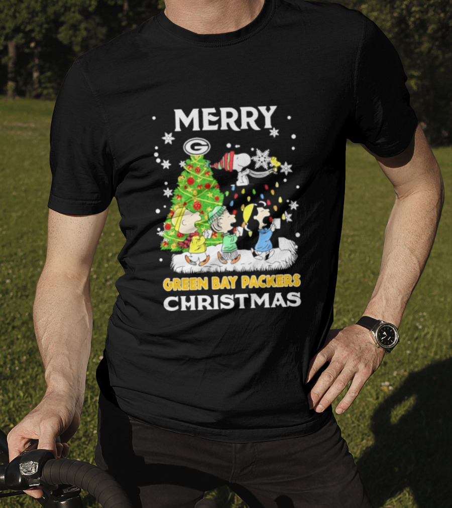 Merry Green Bay Packers Peanuts Christmas Caroling With Snoopy And Woodstock T-Shirt