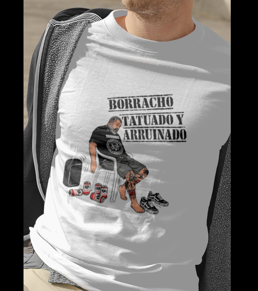 Borracho Tatuado Y Arruinado Hombre Con Pierna Tatuada Y Botellas Vibrando T-Shirt