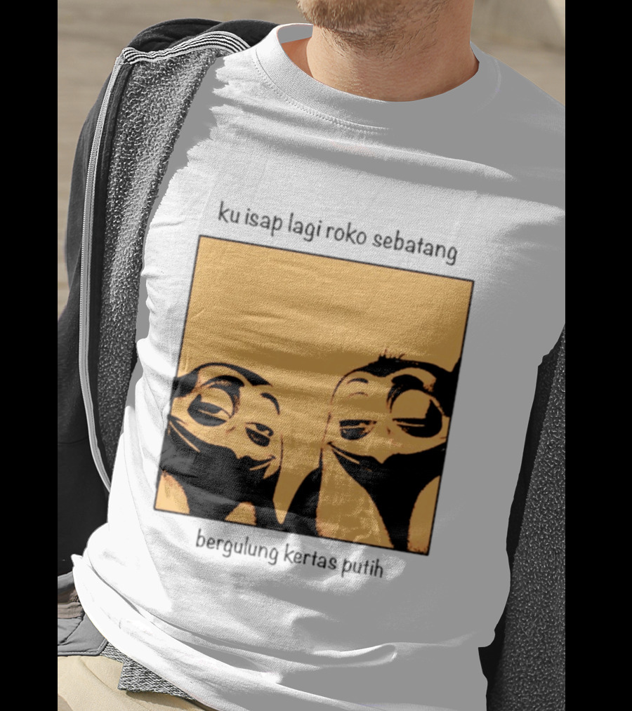 Ku Isap Lagi Roko Sebatang Bergulung Kertas Putih Private Kowalski T-Shirt