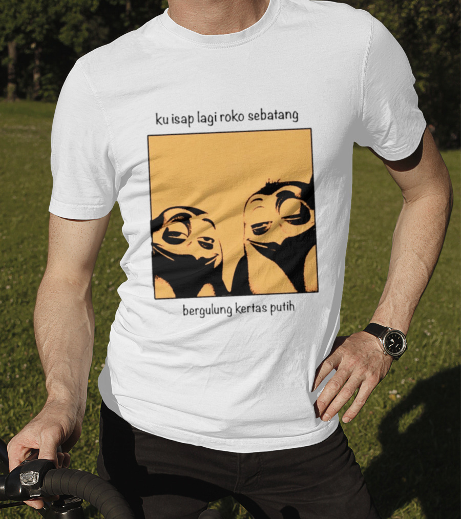 Ku Isap Lagi Roko Sebatang Bergulung Kertas Putih Private Kowalski T-Shirt