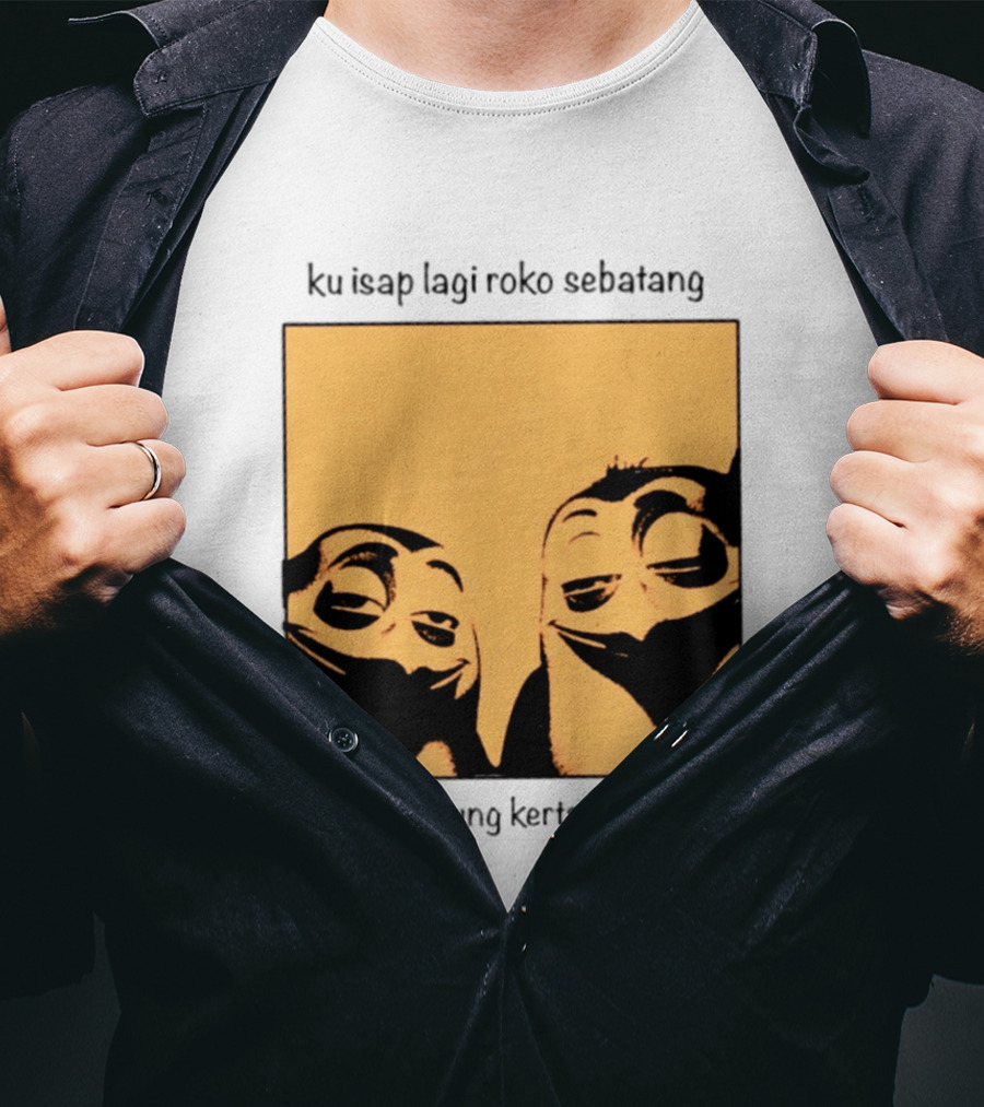 Ku Isap Lagi Roko Sebatang Bergulung Kertas Putih Private Kowalski T-Shirt