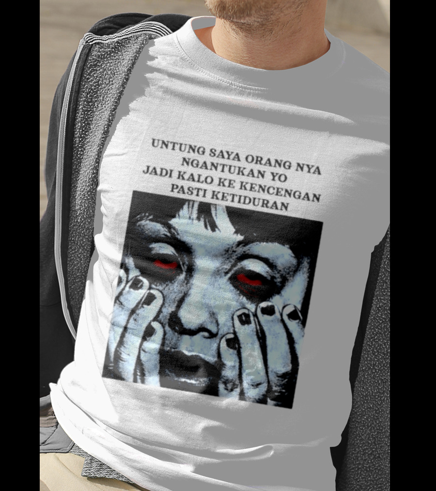 Untung Saya Orang Nya Ngantukan Yo Jadi Kalo Ke Kencengan Pasti Ketiduran Mata Merah Menahan Kantuk T-Shirt
